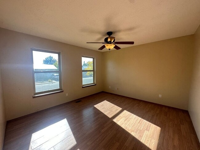 Building Photo - 3 Bedroom 2 Bathroom Home available to rent in Farmington