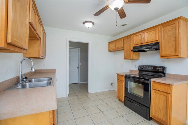 Building Photo - 902 SW Sandrock Rd