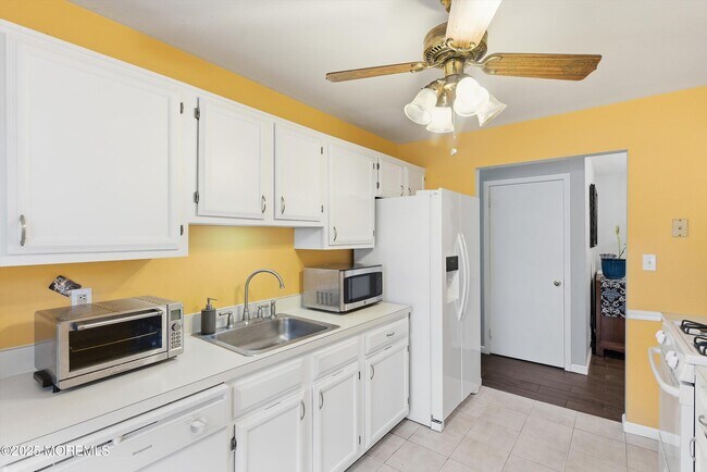 Building Photo - 554 Applewood Ct