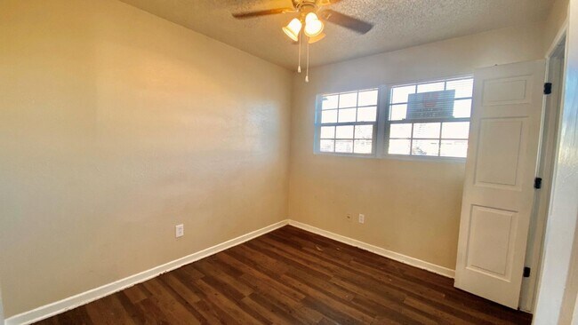 Building Photo - $0 First Month's Rent / $0 Deposit at Move-in