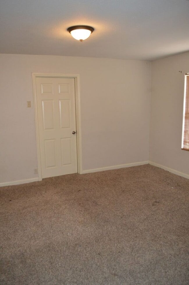 Building Photo - Charming 3 bed 2 bath right off Commerce a...