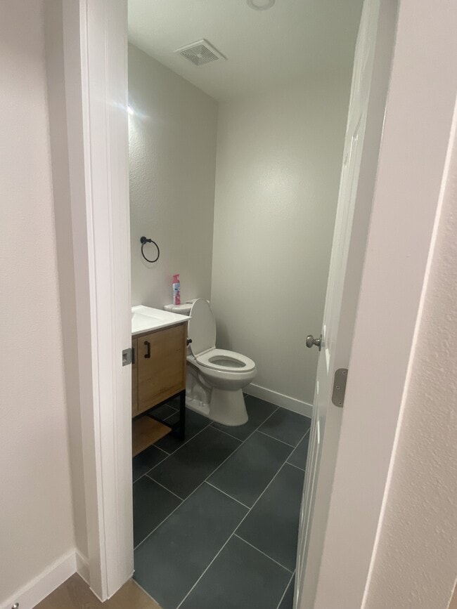 Building Photo - 1341 N Stratton Ave