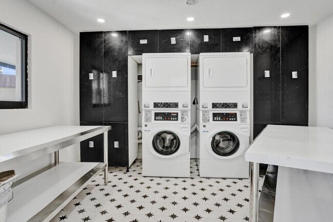 Building Photo - 840 SE 22nd Ave