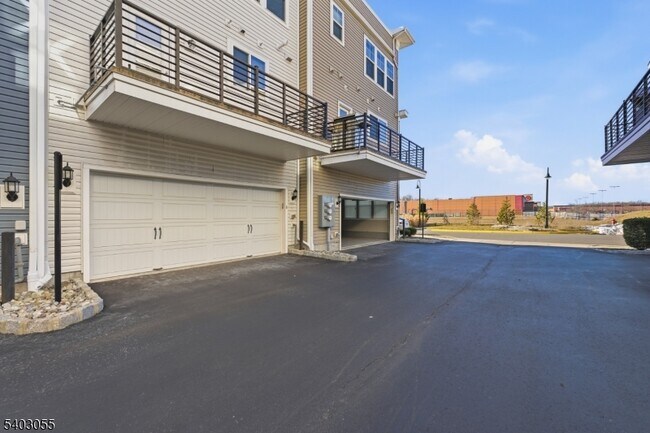 Building Photo - 6 Bond St