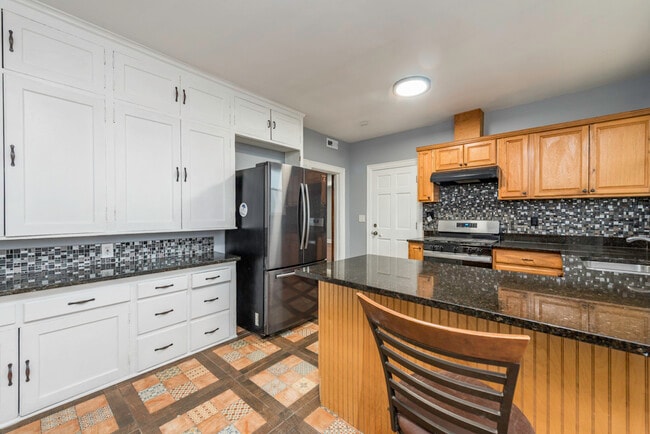 Building Photo - 415 W Ridgeland Ave