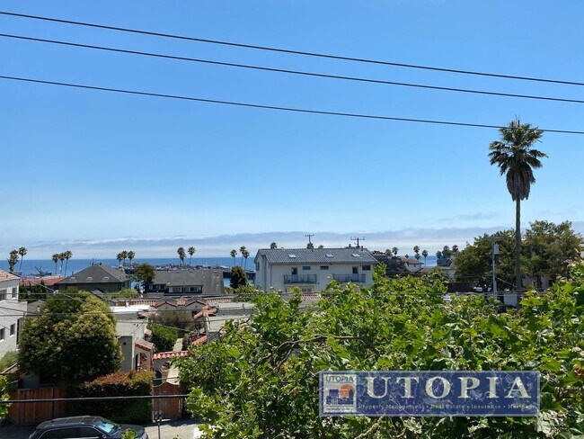 Building Photo - Beach Hill Townhouse, 3 Bedroom, 2.5 Bathroom just 2 Blocks to Main Beach