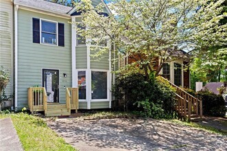 Building Photo - 1080 Magnolia Way SE