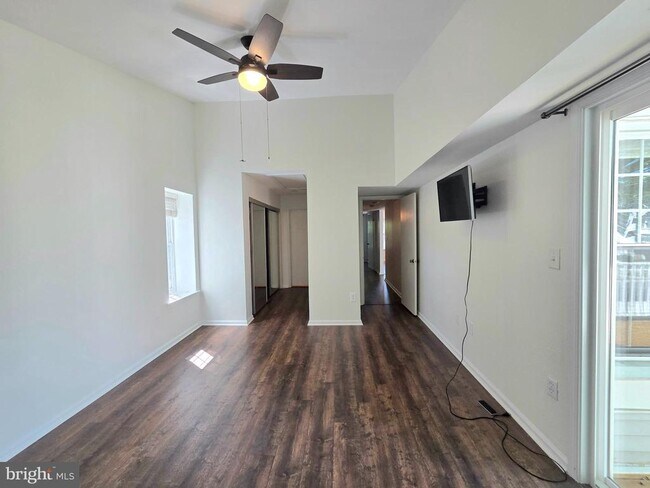 Building Photo - 3431 Lakeside View Dr