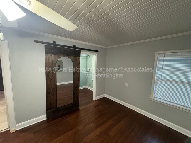 Building Photo - 1122 Maple Dr