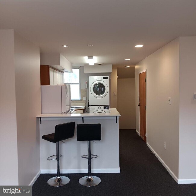 Building Photo - 1732 W Diamond St