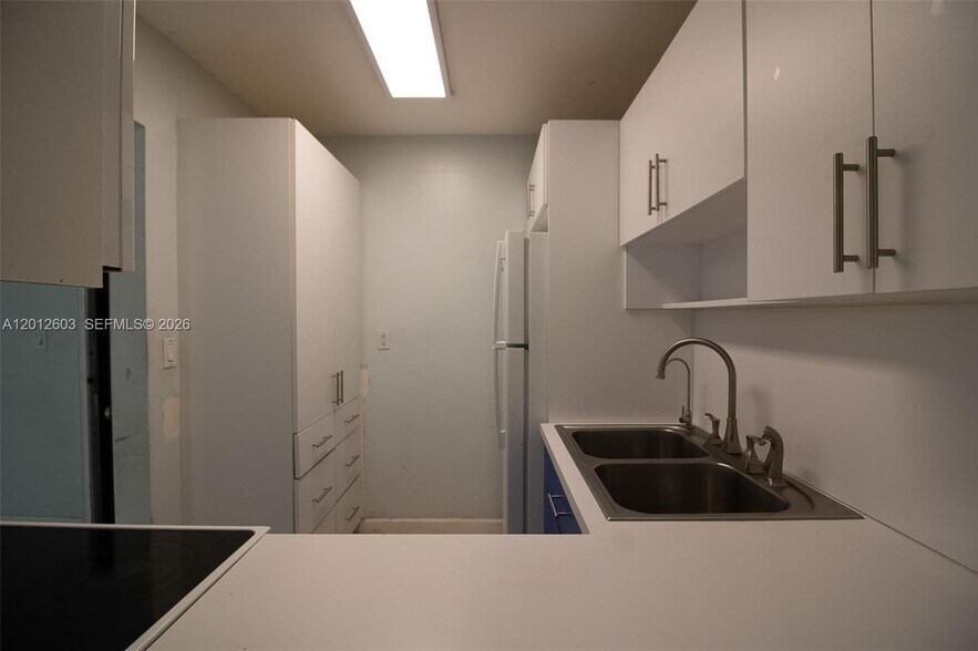 Building Photo - 10365 N Kendall Dr
