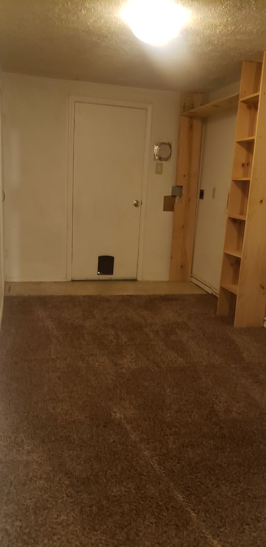 Building Photo - 2 bedroom 1 bath lower unit-Cheney Available for a September 10th Move In!!