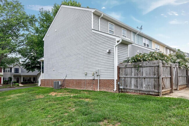 Building Photo - 326 Commons Dr