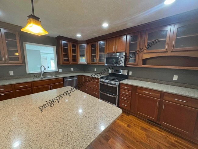 Building Photo - 4 Bed/2 Bath Home in Village Green