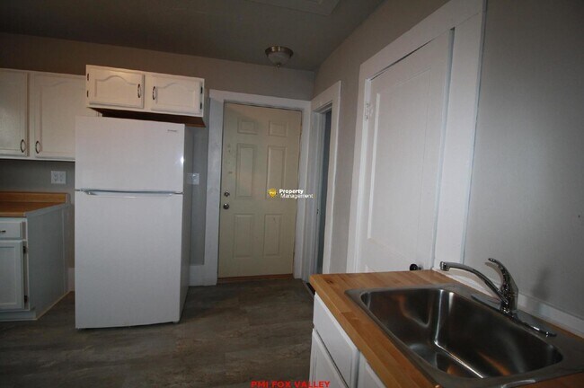 Building Photo - Large refurbished 3 Bedroom Upper