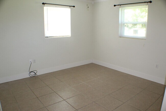 Building Photo - 2 Bed Home in Quiet Neighborhood