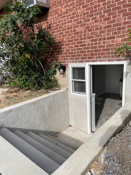 Building Photo - 5 Parkdale Dr