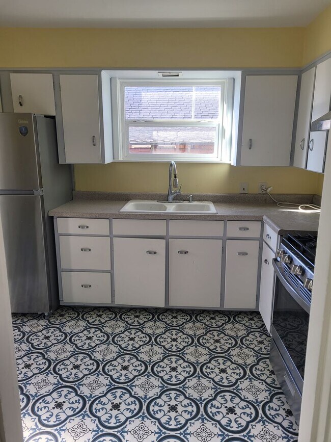 Building Photo - Supper cute 3 bedroom 1 bath house. This house has lots of charm.  The upstairs is one big bedroo...