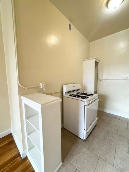 Building Photo - 901 S Kingsley Dr