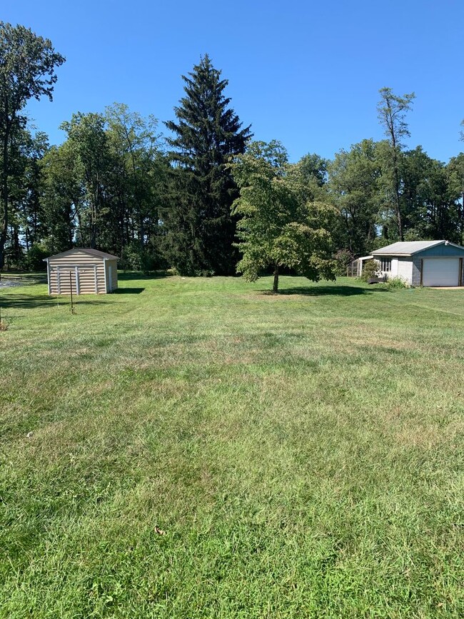 Building Photo - 3-Bedroom, 1-Bathroom Ranch Home with Spac...