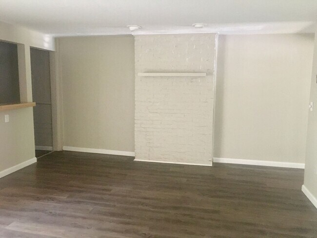 Building Photo - *** Beautiful & Updated Apartment in Mt. Washington * 1 Block to Grandview Ave * Pet Friendly * A...