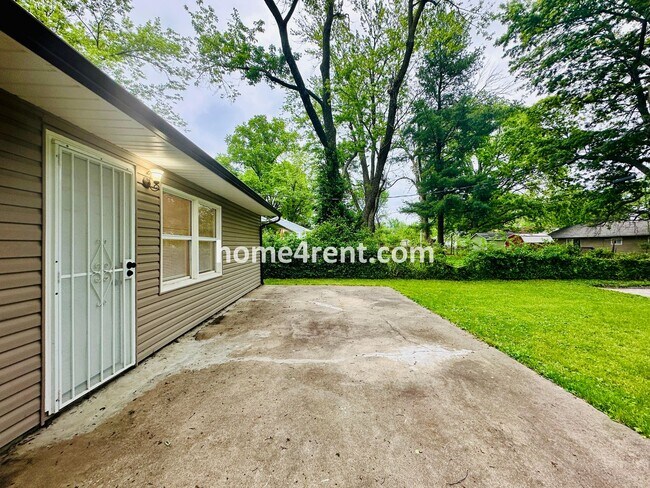 Building Photo - Lovely Three Bedroom Home in KCMO and an Updated Kitchen  w/ Granite and SS Appliances, including...