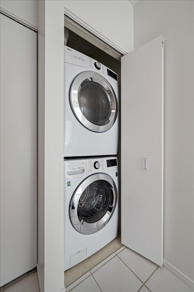 Building Photo - 701 S Wells St