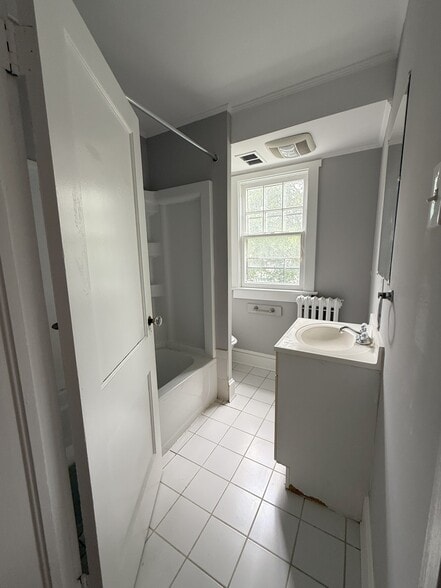 Full bathroom #1 - 7205 Rhode Island Ave
