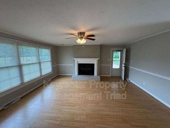 Building Photo - 8020 Linville Rd