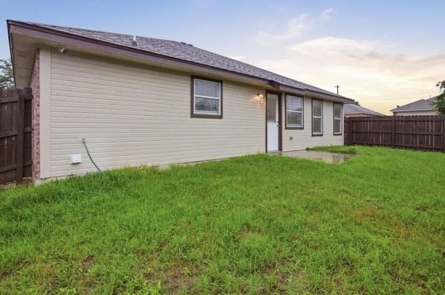 Building Photo - Beautiful 3BD Home on Corner Lot with Fenced Yard & 2-Car Garage in Sonterra