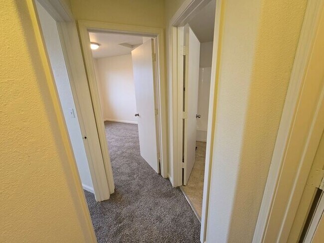Building Photo - Updated 3-Bedroom Townhome in Dayton