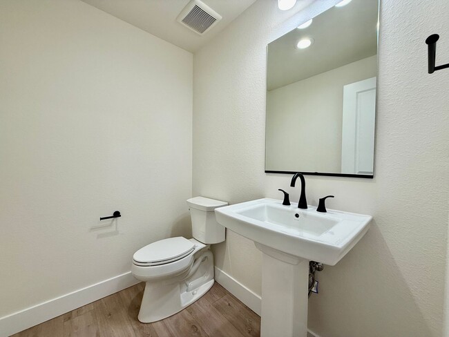 Building Photo - Luxury Living in Kissing Camels – 4 Bed | ...