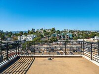 Building Photo - Luxury Townhome Centrally Located in Silver Lake!