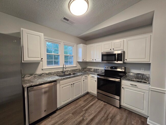 Building Photo - 620 Rainbow Dr