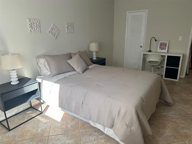 Building Photo - 251 S Cypress Rd