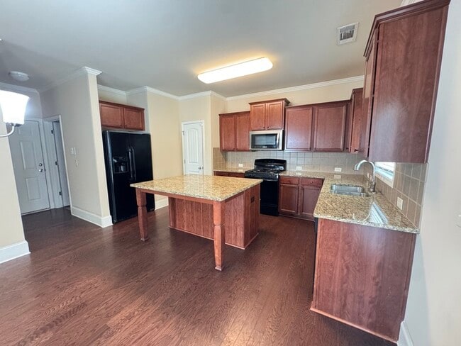 Building Photo - 836 Westmoreland Ln NE