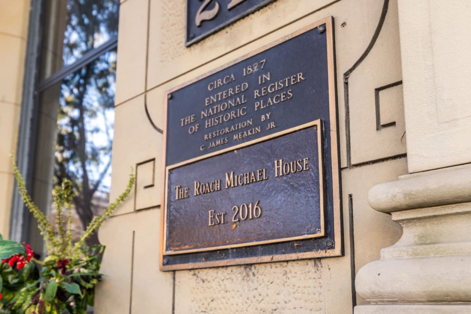 Building Photo - 215 W 9th St