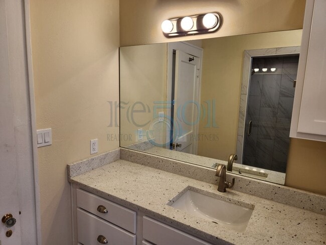Building Photo - Newly Renovated Immaculate Apartment In Hillcrest!!!!! Just Blocks from UAMS!!