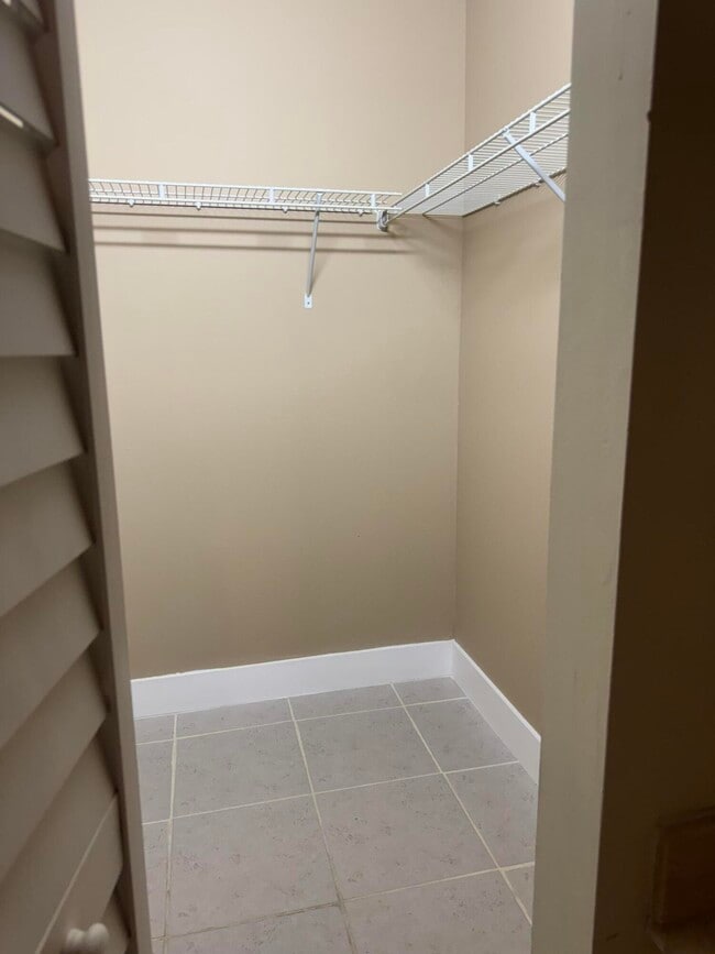 Building Photo - 3242 Perimeter W Dr