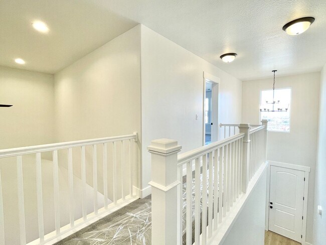 Building Photo - Beautiful Poolside Townhome at Mountain Ridge!