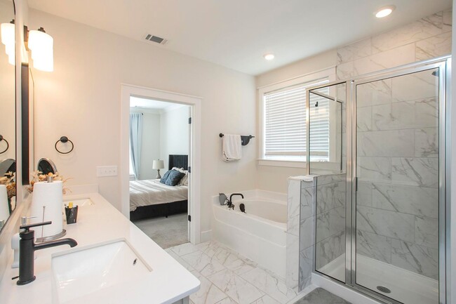 Building Photo - 170 Portico Pl