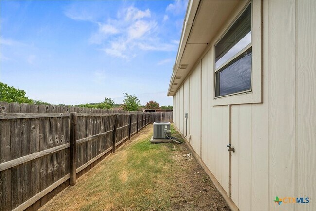 Building Photo - 1521 Aztec Trce