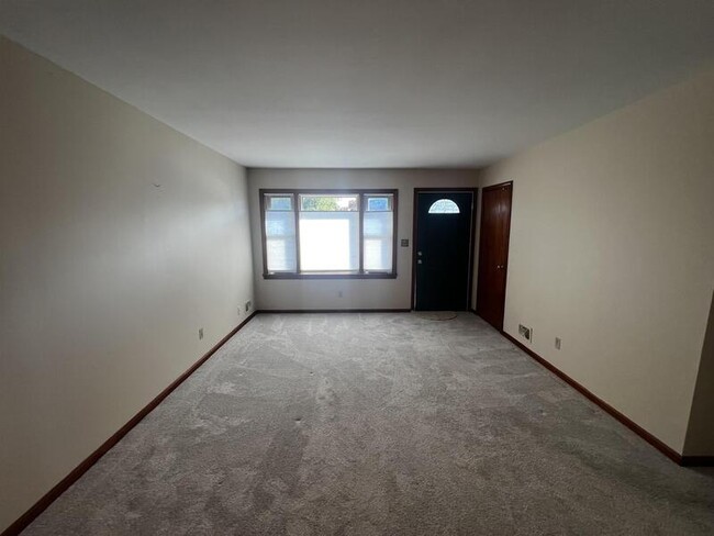 Building Photo - 6005 Applegate Ln
