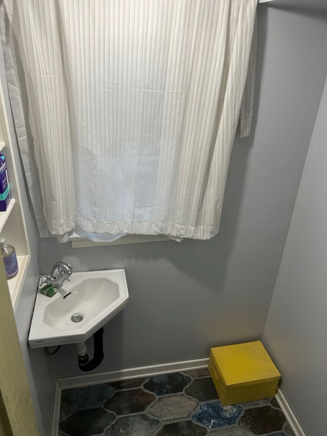 Building Photo - 1549 Rendall Pl