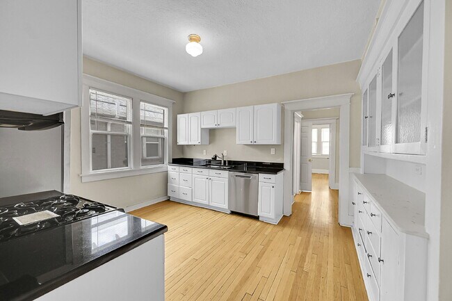 Building Photo - $3,400.00, 4 bed, 3 bed, located in Denver...