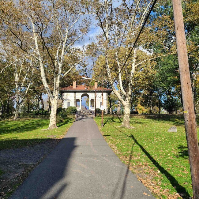 Building Photo - 321 79th St