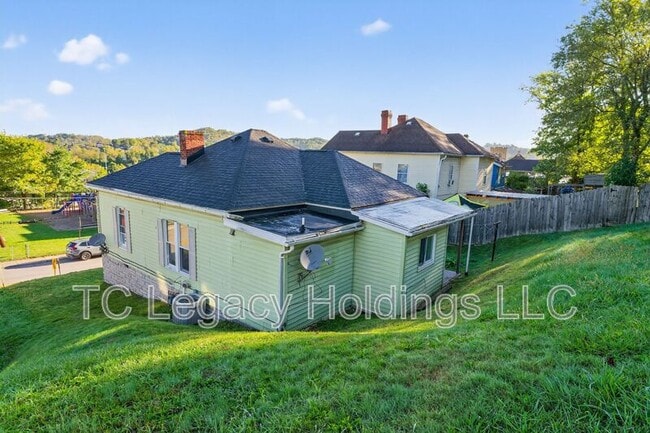 Building Photo - 1627 W Pike St