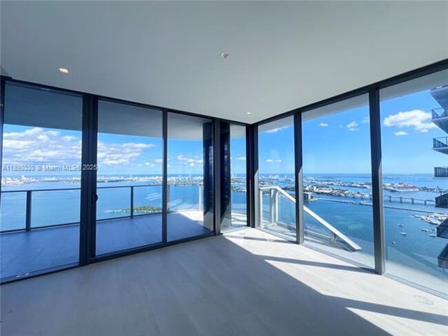 Building Photo - 700 NE 24th St