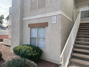 Building Photo - Lower level 2 bedroom close to pool.