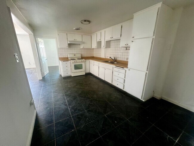 Building Photo - 6568 Oasis Ave
